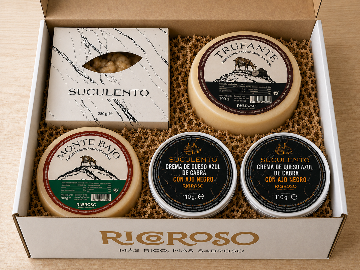 Caja Ricoroso abierta con el Lote Los Quesos: quesos de cabra Trufante, Montebajo y Suculento y dos cremas de queso azul con ajo negro.