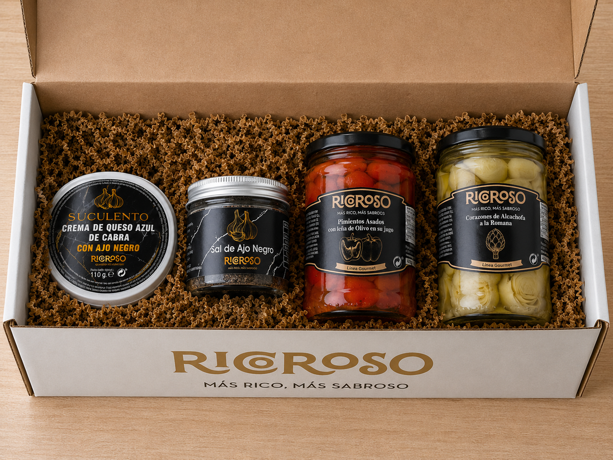 Caja Ricoroso abierta con el Lote Iniciación: crema de queso azul con ajo negro, sal con ajo negro, pimientos asados con leña de olivo y corazones de alcachofa a la romana.