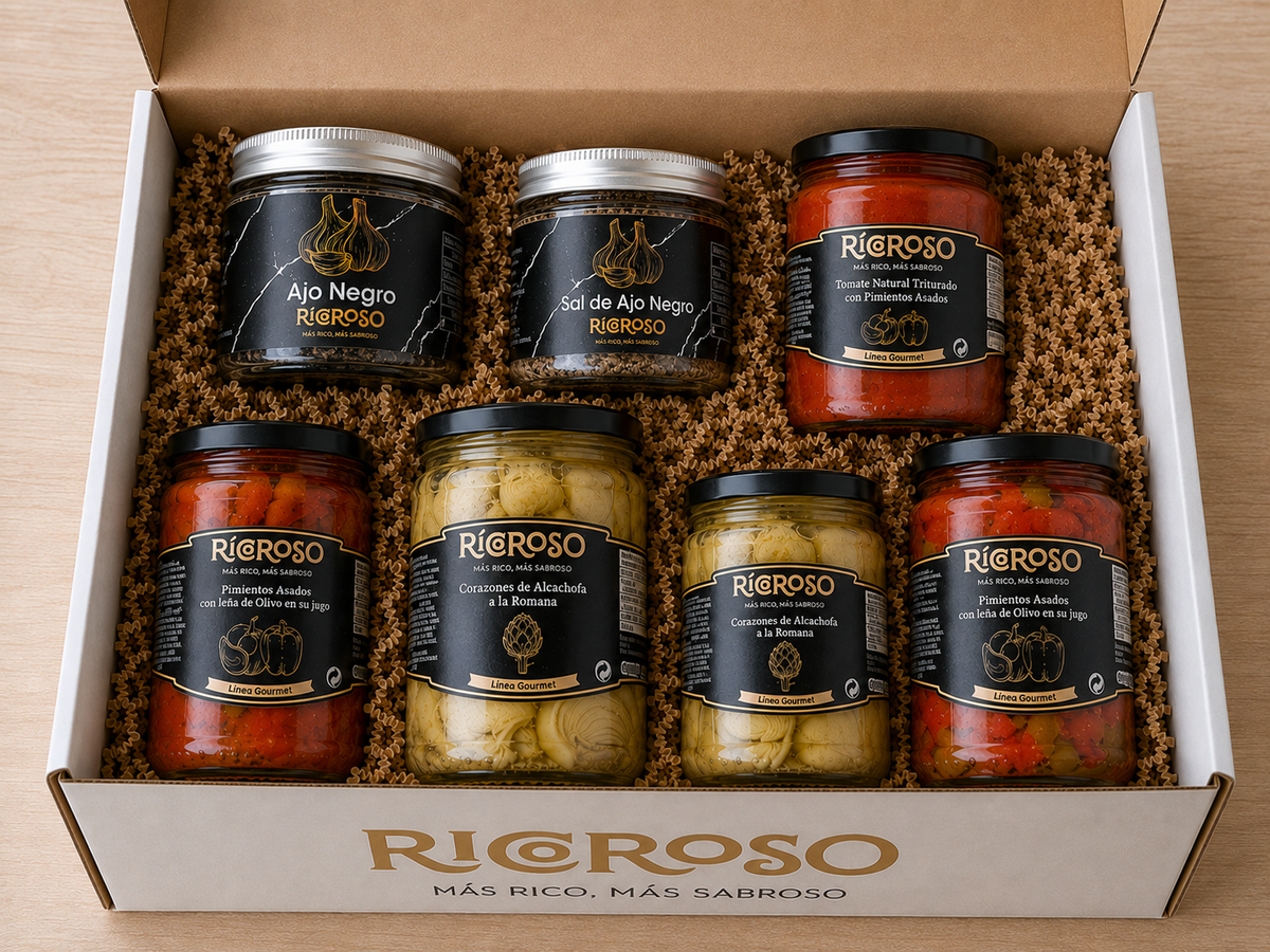Caja Ricoroso abierta con el Lote Huerta y Cocina: siete tarros con pimientos asados, corazones de alcachofa a la romana, tomate triturado, sal con ajo negro y dientes de ajo negro.